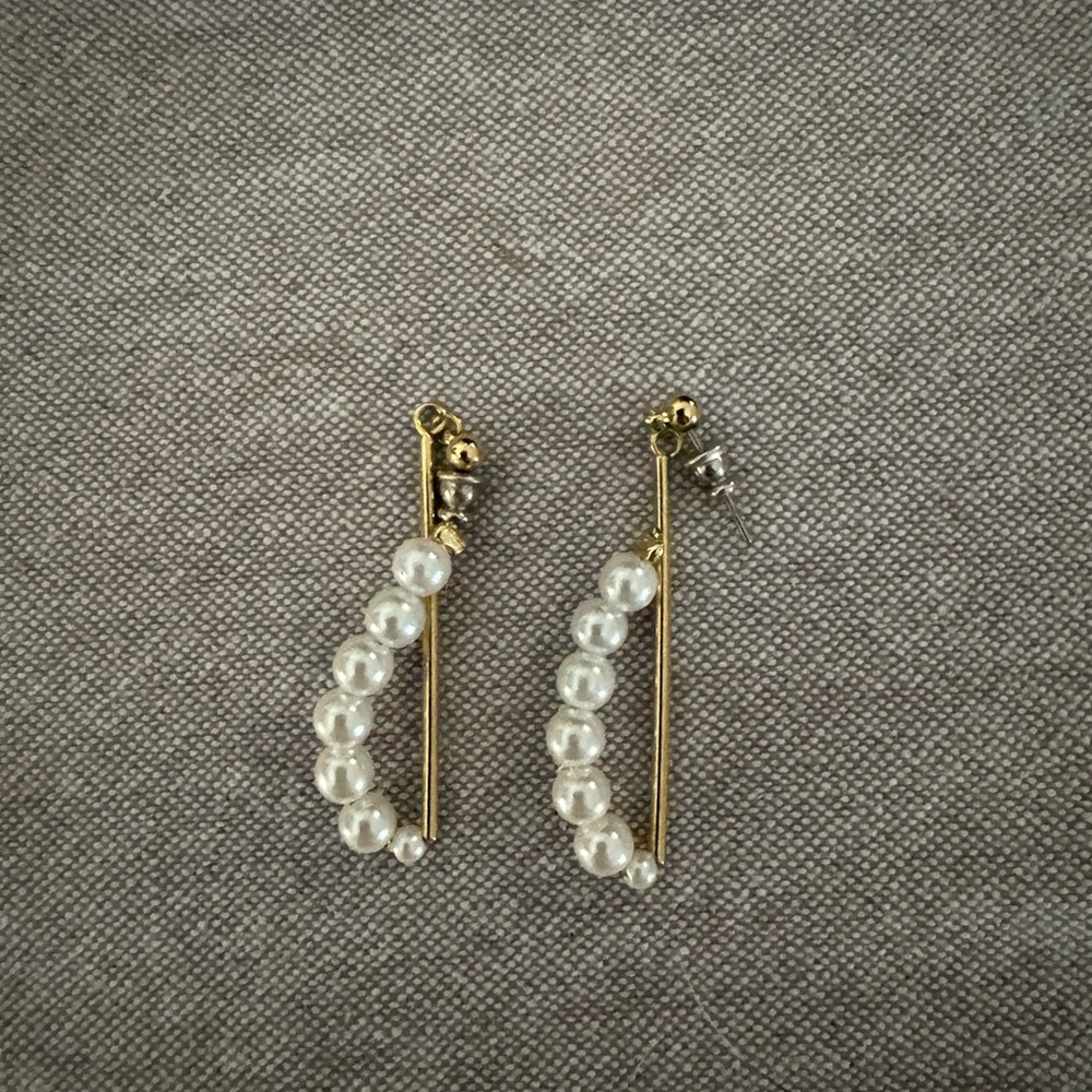 Elegant Gold and Pearl Earrings